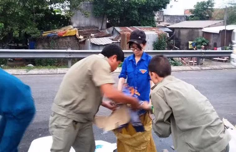 Các lực lượng như đoàn viên, Công an, bảo vệ dân phố, dân phòng phường Tam Bình cũng được điều động đến giúp đỡ tài xế.