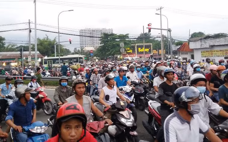 " Ngay khi chiếc xe tải do mình điều khiển gặp sự cố khiến hàng trăm thùng bia đổ xuống cầu, tôi vô cùng bấn loạn và hết sức lo lắng. Tuy nhiên, chỉ trong tíc tắc, nhiều người dân và lực lượng CSGT, cán bộ, Công an, BVDP...địa phương đã có mặt giúp đỡ khiến tôi vô cùng xúc động"", tài xế xe tải gặp nạn bày tỏ trong khi đôi mắt đang ngấn lệ.