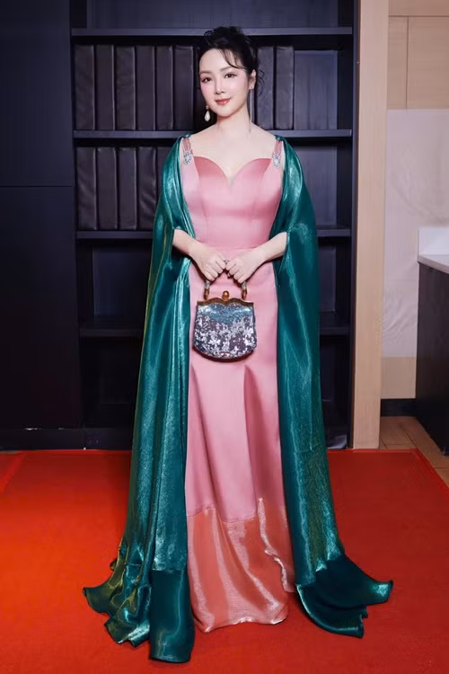 Giáng My liên tục thay đổi phong cách thời trang, lúc trẻ trung, khi lại thanh lịch, sang trọng. Ảnh: FB Giáng My.