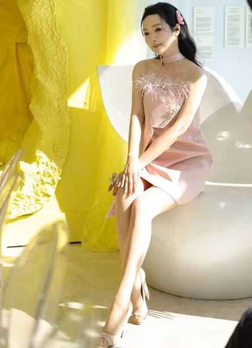 Ở tuổi 54, từng sinh nở, Hoa hậu Giáng My vẫn đẹp gây mê. Cô sở hữu làn da trắng sứ, thân hình mảnh mai, gương mặt thon gọn. Ảnh: FB Giáng My.