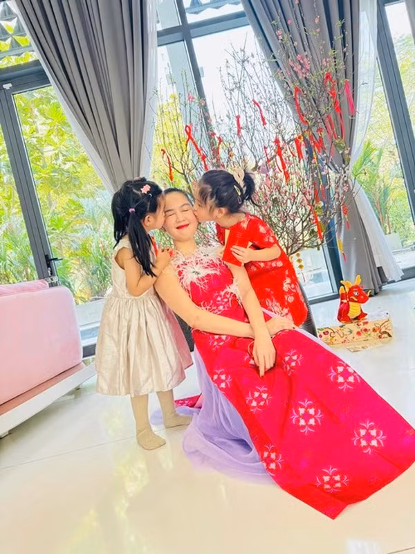 Nữ người mẫu được trở về nhà sau hơn 3 tháng bị tạm giam và hưởng án treo vào đúng dịp Tết Nguyên đán 2024. Theo Thúy Kiều - trợ lý của Ngọc Trinh, nữ người mẫu cố gắng tăng cân sau khi trở về nhà. Ảnh: FB Ngọc Trinh.