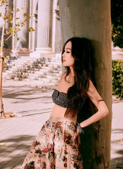 Phong cách thời trang của "bông hồng lửa" đa dạng, tinh tế.