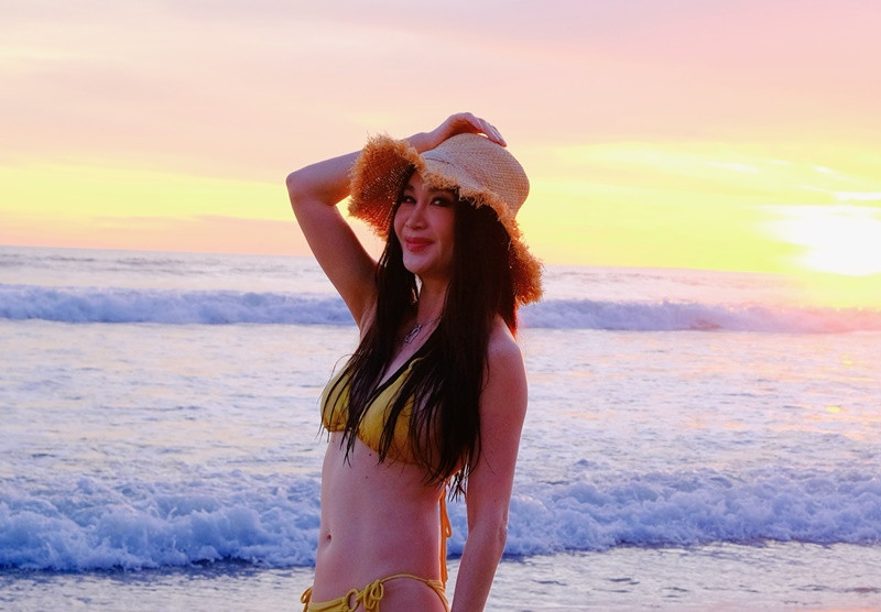 Trên trang Weibo cá nhân, Ôn Bích Hà chia sẻ bộ ảnh bikini. Nữ diễn viên diện mẫu áo tắm hai mảnh mang tông màu vàng.