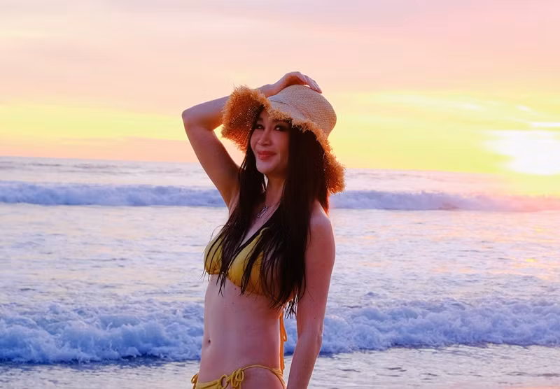 Trên trang Weibo cá nhân, Ôn Bích Hà chia sẻ bộ ảnh bikini. Nữ diễn viên diện mẫu áo tắm hai mảnh mang tông màu vàng.