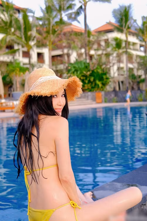 Ảnh áo tắm của diễn viên Ôn Bích Hà nhanh chóng gây chú ý. Nhiều cư dân mạng không tiếc lời khen ngợi "bông hồng lửa" sở hữu vóc dáng nuột nà, gợi cảm dù ở tuổi 59.