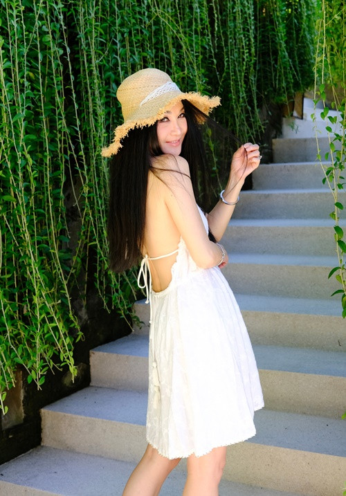 Nữ diễn viên cho rằng nếu giảm được mỡ ở vùng lưng, có thể trẻ ra được chục tuổi.