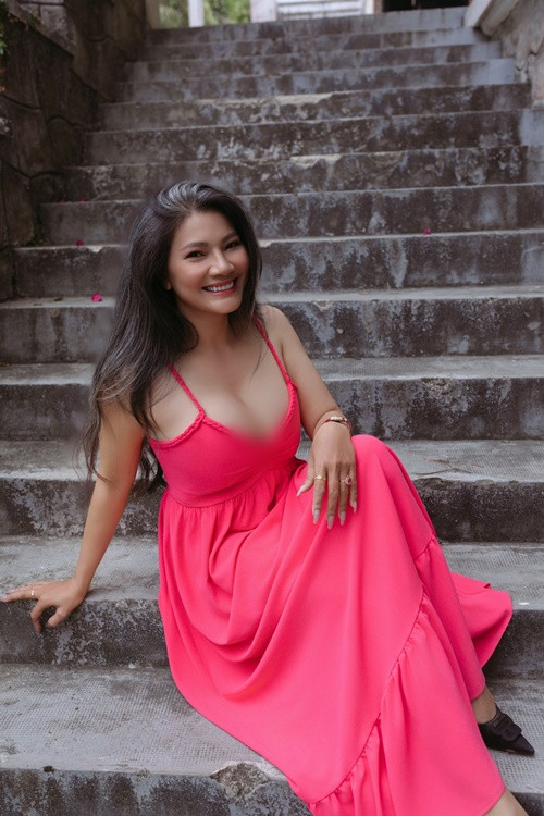 Trên trang cá nhân, diễn viên Kiều Trinh chia sẻ hình ảnh diện váy hai dây xẻ sâu khoe vòng một căng đầy.