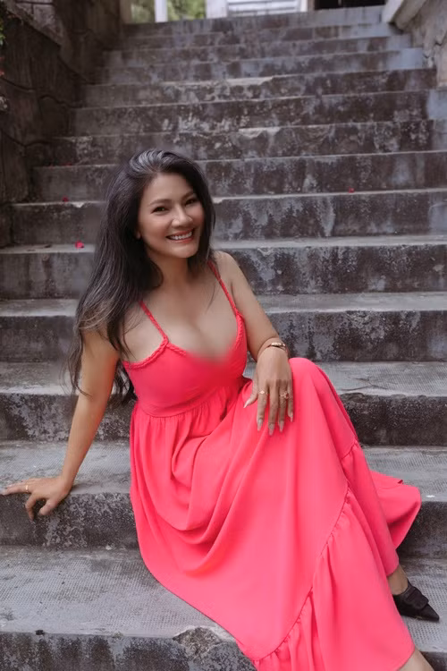 Trên trang cá nhân, diễn viên Kiều Trinh chia sẻ hình ảnh diện váy hai dây xẻ sâu khoe vòng một căng đầy.