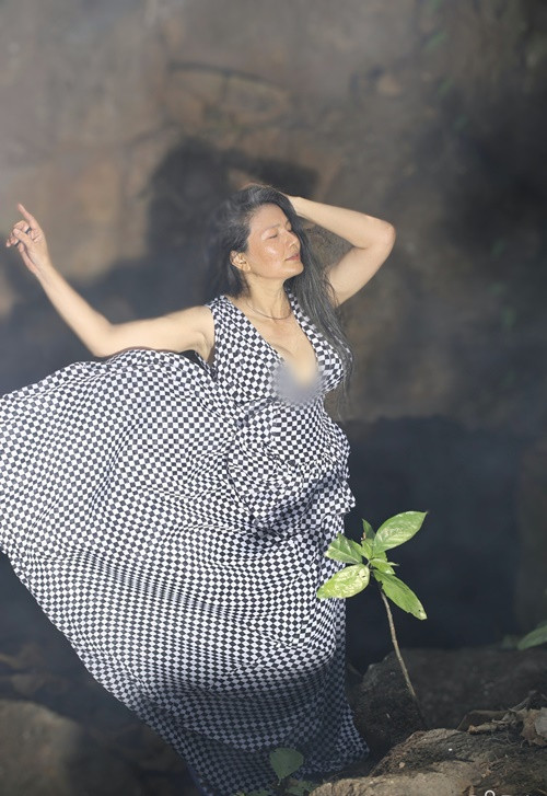 "Nữ hoàng cảnh nóng" một thời gợi cảm với váy ngực sâu.