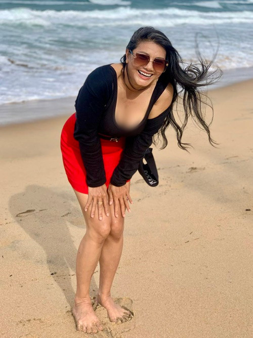 "Các em hồng hài nhi vui lòng đừng nhắn gửi hình ảnh lung tung. Cô gái tháng 4 này chỉ rung động với người mà cô cảm nhận phù hợp lứa tuổi đồng trang lứa, chân thành, bản lĩnh. Chứ cô không mê body 5 múi gì đâu. Cô mê tiền đó chính tay cô làm ra. Cô yêu gia đình con cái và đam mê khám phá thiên nhiên du lịch trong thời gian đi làm việc", nữ diễn viên phim Mùa len trâu cho biết.