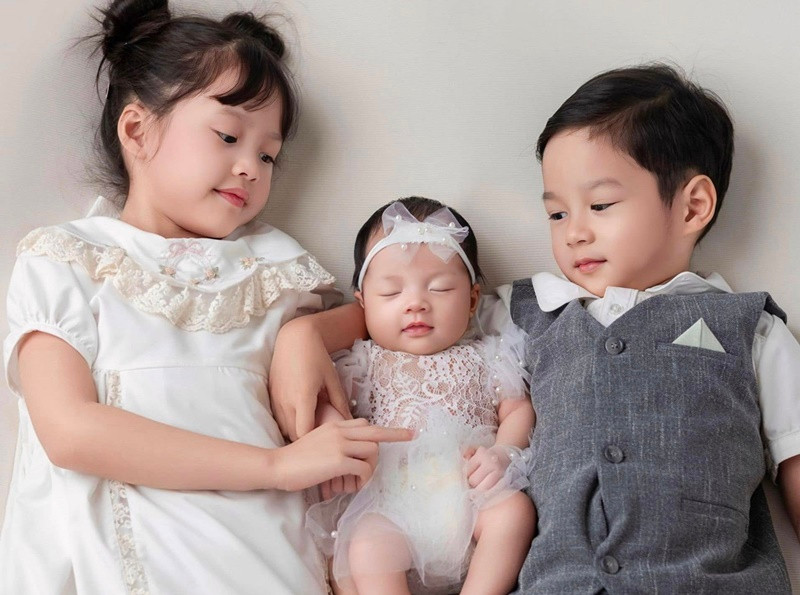 Trung Tín và Thu Thảo còn có cô con gái Sophie (sinh năm 2018) và cậu con trai Liam (sinh năm 2020). Nàng hậu từng khoe ảnh ba con xinh xắn, đáng yêu đồng thời viết: "Cảm ơn em đã đến với gia đình, từ ngày có thêm em cả nhà ngập tràn niềm vui, trộm vía nặn thế nào mà em có nét vừa giống chị và cũng vừa giống anh. Yêu em bé nhỏ xíu của cả nhà thật nhiều".