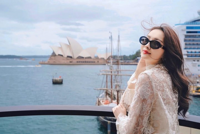 Trên trang cá nhân, cô thường xuyên khoe ảnh đi du lịch nước ngoài.