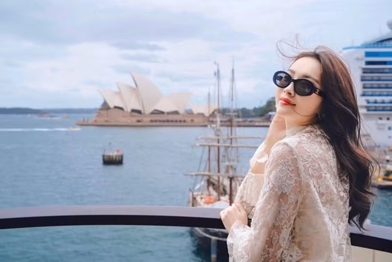 Trên trang cá nhân, cô thường xuyên khoe ảnh đi du lịch nước ngoài.