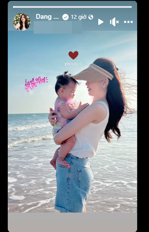 Trong chuyến đi biển, Hoa hậu Đặng Thu Thảo ăn mặc trẻ trung, năng động còn con gái thứ của ba của người đẹp diện đồ đi biển.