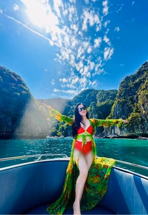 Nhật Kim Anh chia sẻ hình ảnh nghỉ dưỡng trên du thuyền. Ảnh: FB Nhật Kim Anh.