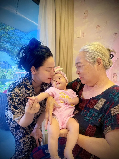 Nhật Kim Anh có lịch trình công việc dày đặc sau sinh. Vì vậy, người đẹp bị kiệt sức. Hiện tại, sức khỏe của Nhật Kim Anh đã ổn định. Ảnh: FB Nhật Kim Anh.