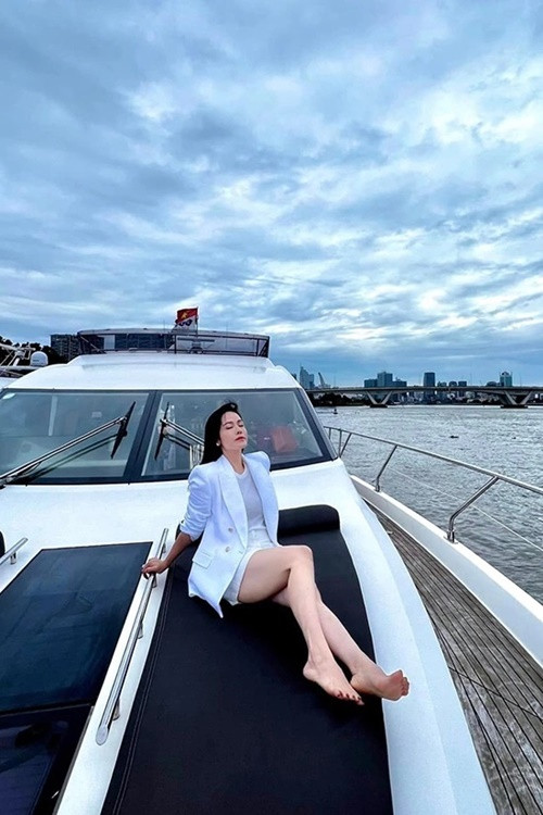 Nhiều khán giả cho rằng nữ ca sĩ là "phú bà" của showbiz Việt. Ảnh: FB Nhật Kim Anh.