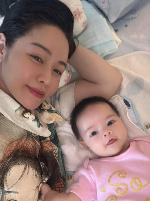 Mới đây, theo Znews, Nhật Kim Anh nhập viện cấp cứu do sốt siêu vi, tắc sữa và kiệt sức. Ảnh: FB Nhật Kim Anh.