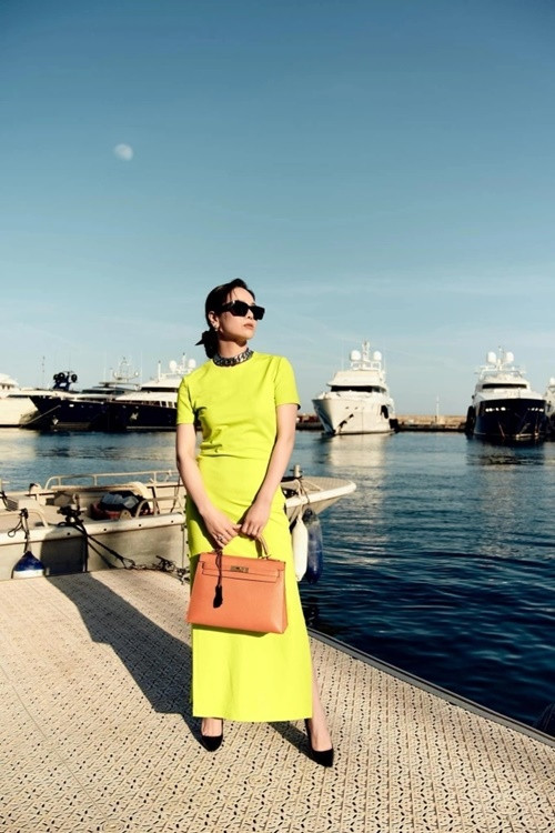 Thị Bình của Tiếng sét trong mưa mua sắm đồ hiệu để tự thưởng cho bản thân. Ảnh: FB Nhật Kim Anh.