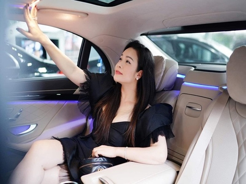 Nữ diễn viên tậu 3 chiếc xe trong năm 2020, trong đó chiếc Mercedes S450 Luxury nội thất cực kỳ sang trọng, giá hơn 5 tỷ. Ảnh: Công Lý.