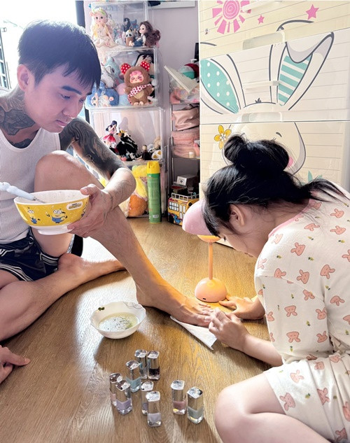 Các con của Bảo Ngọc quý mến Đạt G, gọi nam rapper là ba. Ảnh: FB Bảo Ngọc.