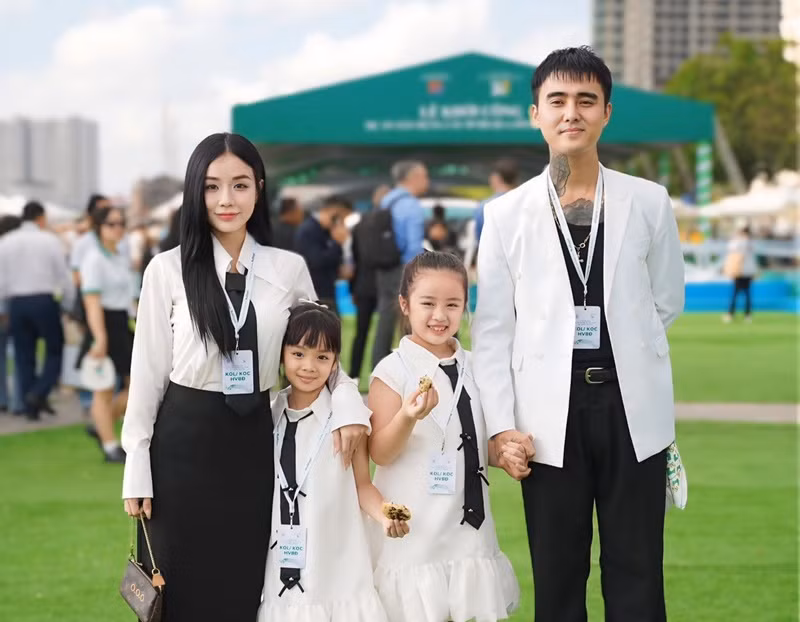 Đạt G và Bảo Ngọc cùng hai con trông như một gia đình thực sự khi tham gia nhiều hoạt động, du lịch. Ảnh: FB Bảo Ngọc.