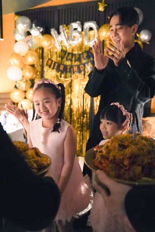 Đạt G cưng chiều hai con gái của Bảo Ngọc như con ruột. Ảnh: FB Bảo Ngọc.