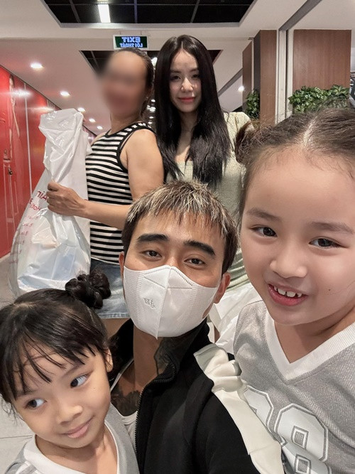 Đạt G chia sẻ trên Tiền Phong, anh từng không muốn đi hát trở lại, chuyên tâm cho sáng tác. Nhưng khi làm ca khúc mới, hai con của Bảo Ngọc thuộc lòng bài hát của Đạt G giúp nam rapper lấy lại niềm đam mê ca hát. Ảnh: FB Bảo Ngọc.