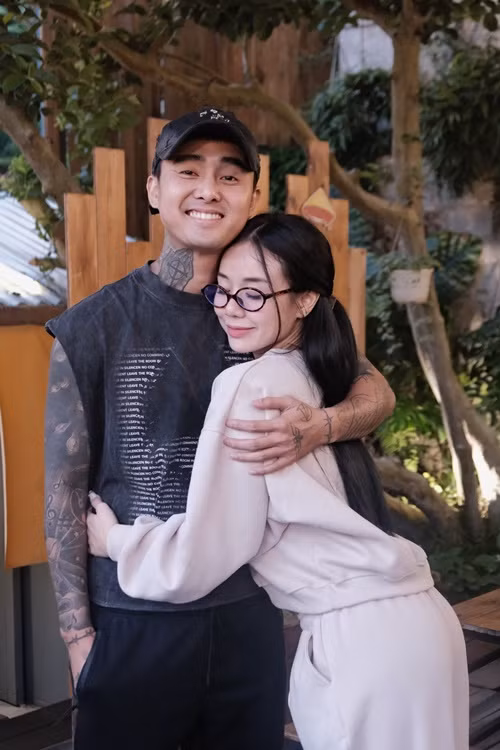 Khoảnh khắc tình tứ giữa Bảo Ngọc và rapper Đạt G khi đi lịch Đà Lạt đang thu hút sự chú ý của nhiều khán giả. Ảnh: FB Bảo Ngọc.