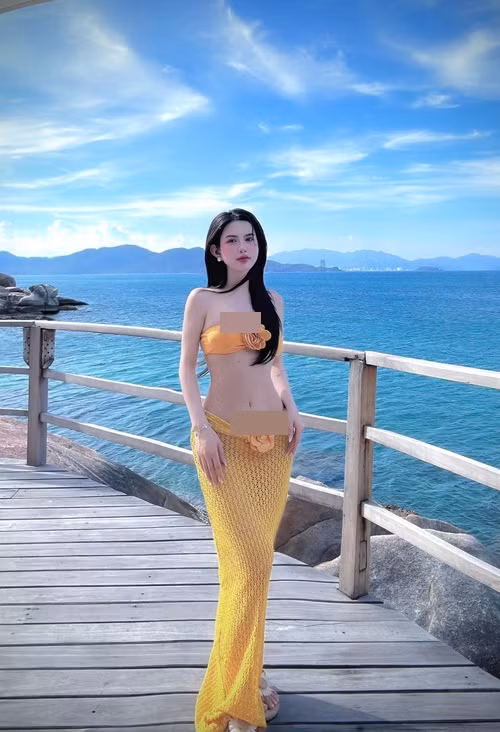 Vợ cũ Việt Anh khoe vóc dáng đồng hồ cát trong trang phục dạo biển gợi cảm. Ảnh: FB Hương Trần.