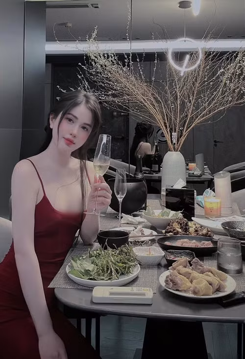 Vợ cũ Việt Anh quyến rũ, trẻ trung không kém cạnh các mỹ nhân Việt. Ảnh: FB Hương Trần.