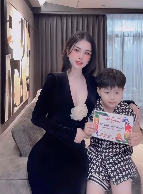 Sau khi ly hôn Việt Anh, Hương Trần nuôi con trai và tạo điều kiện cho chồng cũ gặp và đón con đi chơi. Ảnh: FB Hương Trần.