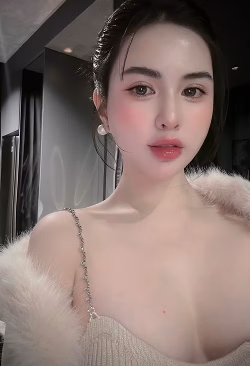 Bên cạnh nhan sắc gây mê, Hương Trần còn có phong cách thời trang tinh tế. Ở đời thường, cô chuộng trang phục bó sát tôn vóc dáng. Ảnh: FB Hương Trần.