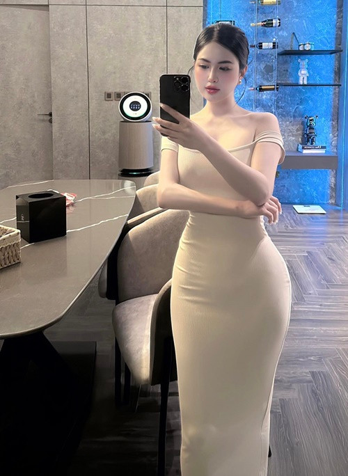 Vợ cũ Việt Anh sở hữu làn da trắng phát sáng cùng thân hình thon gọn. Bởi vậy, cô mặc gì cũng hút mắt. Ảnh: FB Hương Trần.