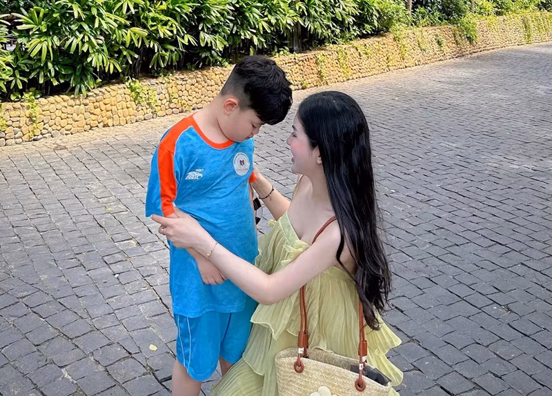 Con trai của Việt Anh và Hương Trần thường xuyên được đưa đi du lịch. Ảnh: FB Hương Trần.