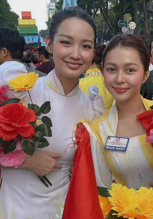 Hoa hậu Bảo Ngọc (trái) vừa có chuyến công tác từ Hà Nội về TP HCM ngay trong đêm và đi thẳng từ sân bay về địa điểm diễn tập. Mặc dù không có thời gian nghỉ ngơi, cô vẫn xuất hiện đúng giờ với tinh thần nhiệt huyết, rạng rỡ.