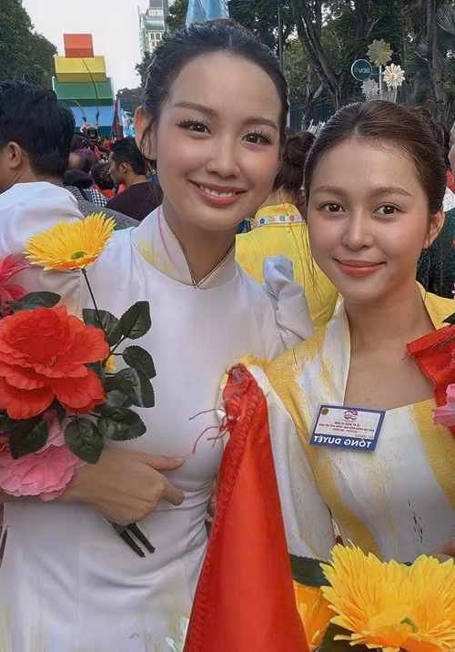  Hoa hậu Bảo Ngọc (trái) vừa có chuyến công tác từ Hà Nội về TP HCM ngay trong đêm và đi thẳng từ sân bay về địa điểm diễn tập. Mặc dù không có thời gian nghỉ ngơi, cô vẫn xuất hiện đúng giờ với tinh thần nhiệt huyết, rạng rỡ.