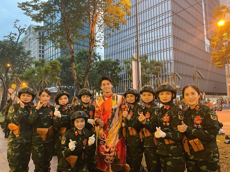 Nam vương Thế giới Việt Nam 2024 - Phạm Tuấn Ngọc chia sẻ: “Sáng nay, trong không khí trang nghiêm của buổi Tổng duyệt kỷ niệm 50 năm ngày Giải phóng miền Nam, thống nhất đất nước, Tuấn Ngọc cảm nhận rõ ràng hơn bao giờ hết niềm tự hào dân tộc đang dâng trào trong lòng. Đứng giữa hàng ngũ văn nghệ sĩ, giữa những bước chân đồng điệu và ánh mắt cùng hướng về một mục tiêu, Ngọc thấy mình như được tiếp thêm sức mạnh từ quá khứ hào hùng của cha ông. Mỗi nhịp trống vang lên, mỗi câu hát cất lời như đưa Ngọc trở về với những trang sử vàng son, nhắc nhở mình phải sống xứng đáng hơn nữa với màu cờ đỏ thắm, với những hy sinh để có được hòa bình hôm nay".