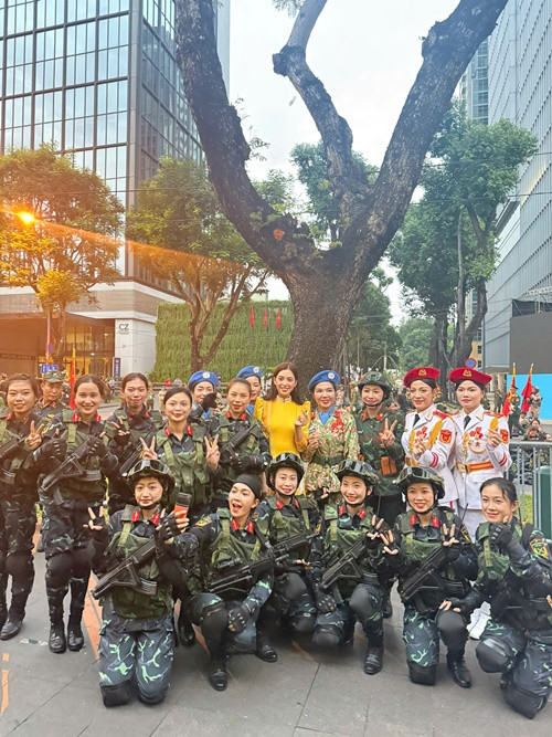 Hoa hậu Việt Nam 2018 - Trần Tiểu Vy liên tục chia sẻ hình ảnh kỷ niệm với dàn nghệ sĩ cùng các khối quân đội. Cô chia sẻ: “Trong không khí rộn ràng của lễ kỷ niệm 50 năm ngày Giải phóng miền Nam, thống nhất đất nước, Tiểu Vy cảm thấy trái tim mình tràn đầy niềm tự hào. Vy như được hòa mình vào dòng chảy văn hóa và lịch sử của dân tộc. Mỗi bước đi trên đường phố, Vy cảm nhận được sự tình yêu Tổ quốc từ người dân, tiếng vỗ tay và những tiếng hò reo cổ vũ tạo nên một bầu không khí sôi động, ấm áp".