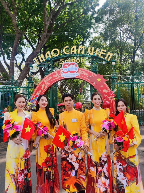 Chia sẻ về hành trình đáng nhớ này, Thanh Thủy cho biết: “Tháng Tư – tháng của lòng tự hào dân tộc – khiến trái tim Thuỷ rộn ràng. Trên khắp đường phố, cờ đỏ sao vàng tung bay rực rỡ, những khúc ca đoàn quân và đất nước vang lên khắp nơi. Sau mỗi buổi tập duyệt chuẩn bị cho đại lễ 30/04, giữa dòng người cùng chung một nhịp đập vì Tổ quốc, Thuỷ tin rằng mỗi chúng ta sẽ không chỉ tự hào mà còn sẵn sàng cầm lên lá cờ ấy, tiếp nối ngọn lửa yêu nước và gìn giữ nền độc lập quý giá".