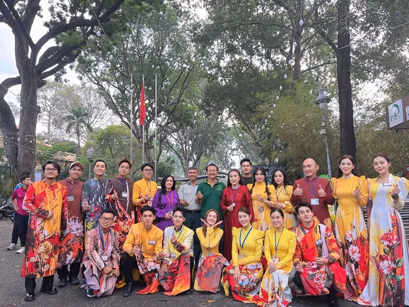 Dàn Hoa hậu, Nam vương cùng các nghệ sĩ diện áo dài truyền thống Việt Nam, thể hiện niềm hạnh phúc, háo hức trong hoạt động chào mừng lễ kỷ niệm 50 năm Ngày Giải phóng miền Nam, thống nhất đất nước (30/4/1975 - 30/4/2025). Trước đó, các nghệ sĩ cũng tích cực góp mặt trong các buổi hợp luyện, sơ duyệt để chuẩn bị cho màn diễu hành của khối văn nghệ sĩ.