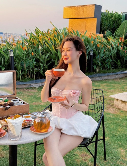  Hoa hậu Bảo Ngọc chia sẻ hình ảnh ăn uống sang chảnh trong chuyến nghỉ dưỡng mới đây ở Cần Thơ.