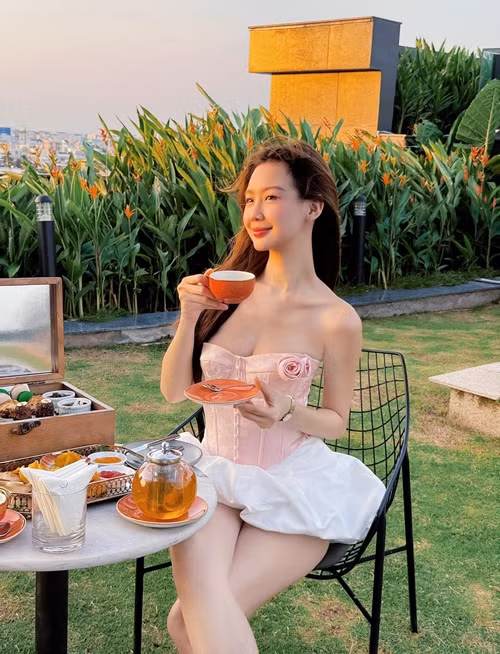  Hoa hậu Bảo Ngọc chia sẻ hình ảnh ăn uống sang chảnh trong chuyến nghỉ dưỡng mới đây ở Cần Thơ.