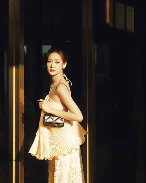 Nàng hậu đắt show quảng cáo, làm người mẫu thời trang, làm diễn giả trong nhiều sự kiện, ngồi ghế giám khảo cuộc thi nhan sắc.