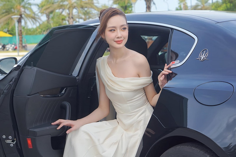 Bảo Ngọc được đưa đón bằng xe hơi sang trọng.