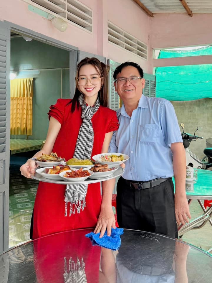 Bảo Ngọc được bố mẹ ủng hộ hoạt động trong showbiz. Trong cuộc phỏng vấn với Vietnamnet, Bảo Ngọc cho biết, cô và bố khá thân. "Mỗi lần về Cần Thơ, hai cha con lại đi ăn với nhau. Đó là hoạt động đơn giản nhưng yêu thích của cả hai", nàng hậu tâm sự.