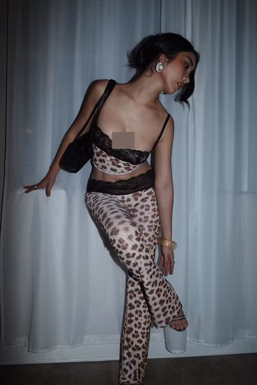 Angela Ploy lựa chọn trang phục tôn vòng một căng đầy và eo săn chắc. Ảnh: Instagram Angela Ploy.