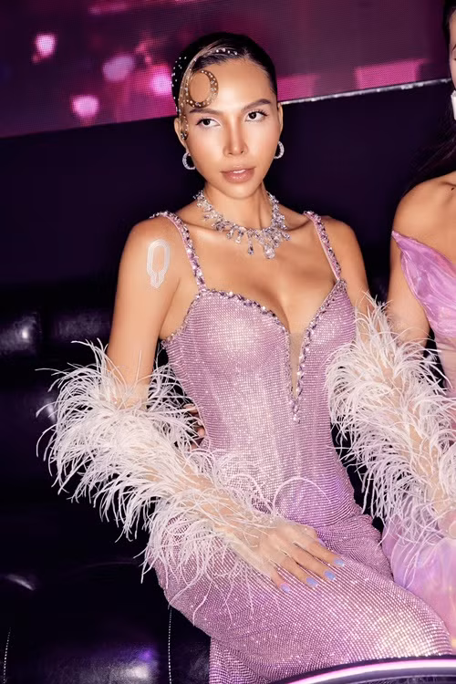 “Gà cưng” một thời của Khắc Tiệp theo đuổi phong cách gợi cảm, cá tính trong nhiều năm qua.