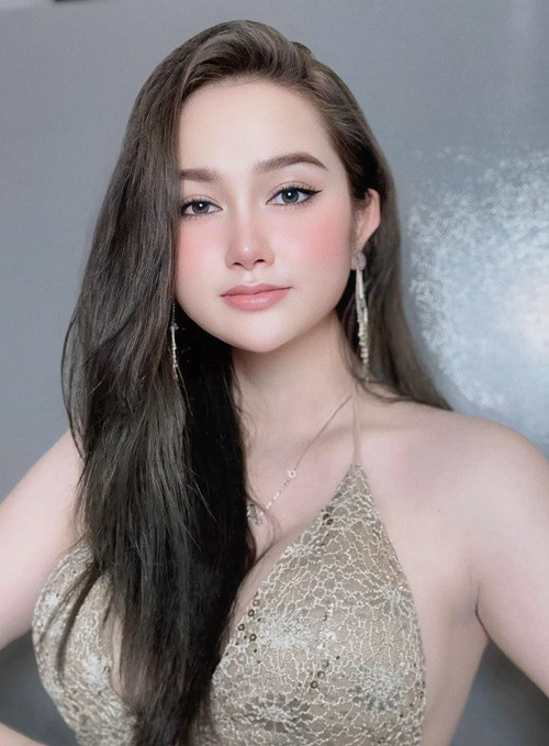 “Ngoại trừ phải quay clip PR bài hát, phục vụ công việc phải diễn với nhau thì cũng chẳng ai làm mà vậy hết. Những khi quay như thế, bản thân tôi phải nhờ anh Trung mới quay”, vợ Khánh Đơn cho biết.