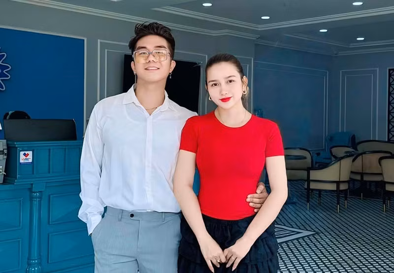 Huỳnh Như và ca sĩ Khánh Đơn đăng ký kết hôn vào năm 2018. Cặp đôi hiện tại có hai con chung.